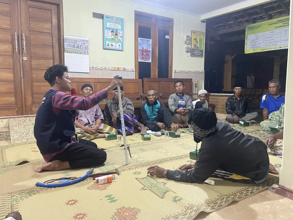 Demonstrasi penggunaan alat tabur pupuk berbahan pipa PVC di Sumberharjo, Prambanan, Kabupaten Sleman. Sumber: Dok. Pribadi/KKN 233 UNS