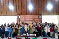 Dokumentasi Tim Fajar Indah UNS bersama ibu-ibu PKK Kelurahan Manahan, Surakarta, setelah rangkaian edukasi literasi keuangan, proteksi finansial, dan manajemen risiko keluarga. Foto: Dok. Pribadi/Tim Fajar Indah UNS