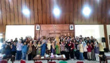 Dokumentasi Tim Fajar Indah UNS bersama ibu-ibu PKK Kelurahan Manahan, Surakarta, setelah rangkaian edukasi literasi keuangan, proteksi finansial, dan manajemen risiko keluarga. Foto: Dok. Pribadi/Tim Fajar Indah UNS