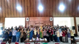 Dokumentasi Tim Fajar Indah UNS bersama ibu-ibu PKK Kelurahan Manahan, Surakarta, setelah rangkaian edukasi literasi keuangan, proteksi finansial, dan manajemen risiko keluarga. Foto: Dok. Pribadi/Tim Fajar Indah UNS