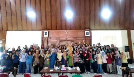 Dokumentasi Tim Fajar Indah UNS bersama ibu-ibu PKK Kelurahan Manahan, Surakarta, setelah rangkaian edukasi literasi keuangan, proteksi finansial, dan manajemen risiko keluarga. Foto: Dok. Pribadi/Tim Fajar Indah UNS