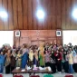 Dokumentasi Tim Fajar Indah UNS bersama ibu-ibu PKK Kelurahan Manahan, Surakarta, setelah rangkaian edukasi literasi keuangan, proteksi finansial, dan manajemen risiko keluarga. Foto: Dok. Pribadi/Tim Fajar Indah UNS