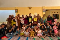 Foto bersama Balita, Ibu balita dan Bidan Desa Karangtengah. Foto: Dok. Pribadi/KKN UNS Kelompok 17