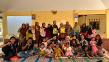 Foto bersama Balita, Ibu balita dan Bidan Desa Karangtengah. Foto: Dok. Pribadi/KKN UNS Kelompok 17