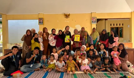 Foto bersama Balita, Ibu balita dan Bidan Desa Karangtengah. Foto: Dok. Pribadi/KKN UNS Kelompok 17