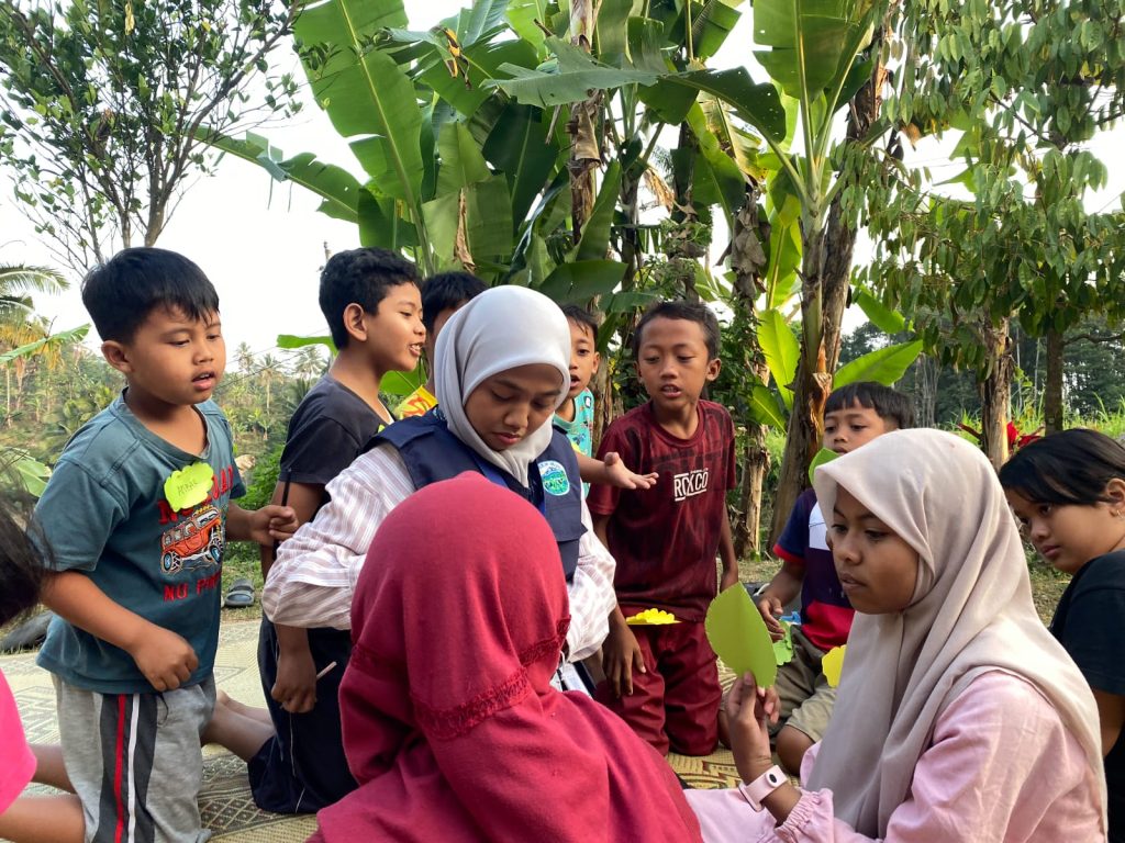 Mahasiswa KKN-PPM UMBY Kelompok 18 bersama anak-anak Dusun Bono berdiskusi dan membuat Pohon Harapan. Anak-anak diajak menyampaikan keinginan serta cita-cita mereka melalui daun-daun yang nantinya menjadi bagian dari pohon harapan. Sumber: Dok. Pribadi/KKN-PPM UMBY Kelompok 18