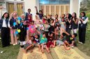 Mahasiswa KKN-PPM UMBY Kelompok 18 bersama anak-anak Dusun Bono mengabadikan momen kebersamaan setelah melaksanakan kegiatan psikoedukasi “Pohon Harapan”. Dengan penuh antusias dan keceriaan, anak-anak diajak menuangkan harapan serta cita-cita mereka melalui pohon harapan yang telah dibuat bersama. Kegiatan ini menjadi momen sederhana namun bermakna untuk menumbuhkan keberanian dalam bermimpi, mengenali potensi diri, dan menyadari bahwa setiap harapan layak untuk diperjuangkan. Sumber: Dok. Pribadi/KKN-PPM UMBY Kelompok 18