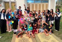 Mahasiswa KKN-PPM UMBY Kelompok 18 bersama anak-anak Dusun Bono mengabadikan momen kebersamaan setelah melaksanakan kegiatan psikoedukasi “Pohon Harapan”. Dengan penuh antusias dan keceriaan, anak-anak diajak menuangkan harapan serta cita-cita mereka melalui pohon harapan yang telah dibuat bersama. Kegiatan ini menjadi momen sederhana namun bermakna untuk menumbuhkan keberanian dalam bermimpi, mengenali potensi diri, dan menyadari bahwa setiap harapan layak untuk diperjuangkan. Sumber: Dok. Pribadi/KKN-PPM UMBY Kelompok 18