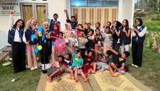 Mahasiswa KKN-PPM UMBY Kelompok 18 bersama anak-anak Dusun Bono mengabadikan momen kebersamaan setelah melaksanakan kegiatan psikoedukasi “Pohon Harapan”. Dengan penuh antusias dan keceriaan, anak-anak diajak menuangkan harapan serta cita-cita mereka melalui pohon harapan yang telah dibuat bersama. Kegiatan ini menjadi momen sederhana namun bermakna untuk menumbuhkan keberanian dalam bermimpi, mengenali potensi diri, dan menyadari bahwa setiap harapan layak untuk diperjuangkan. Sumber: Dok. Pribadi/KKN-PPM UMBY Kelompok 18