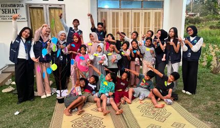 Mahasiswa KKN-PPM UMBY Kelompok 18 bersama anak-anak Dusun Bono mengabadikan momen kebersamaan setelah melaksanakan kegiatan psikoedukasi “Pohon Harapan”. Dengan penuh antusias dan keceriaan, anak-anak diajak menuangkan harapan serta cita-cita mereka melalui pohon harapan yang telah dibuat bersama. Kegiatan ini menjadi momen sederhana namun bermakna untuk menumbuhkan keberanian dalam bermimpi, mengenali potensi diri, dan menyadari bahwa setiap harapan layak untuk diperjuangkan. Sumber: Dok. Pribadi/KKN-PPM UMBY Kelompok 18