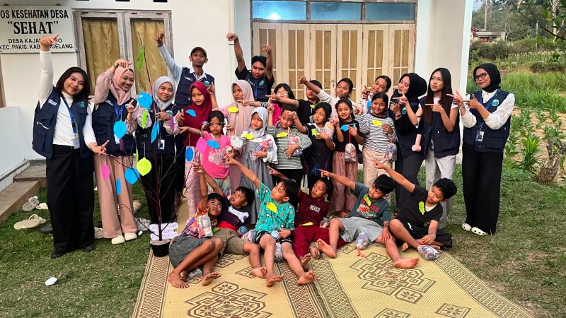 Mahasiswa KKN-PPM UMBY Kelompok 18 bersama anak-anak Dusun Bono mengabadikan momen kebersamaan setelah melaksanakan kegiatan psikoedukasi “Pohon Harapan”. Dengan penuh antusias dan keceriaan, anak-anak diajak menuangkan harapan serta cita-cita mereka melalui pohon harapan yang telah dibuat bersama. Kegiatan ini menjadi momen sederhana namun bermakna untuk menumbuhkan keberanian dalam bermimpi, mengenali potensi diri, dan menyadari bahwa setiap harapan layak untuk diperjuangkan. Sumber: Dok. Pribadi/KKN-PPM UMBY Kelompok 18