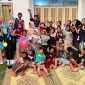 Mahasiswa KKN-PPM UMBY Kelompok 18 bersama anak-anak Dusun Bono mengabadikan momen kebersamaan setelah melaksanakan kegiatan psikoedukasi “Pohon Harapan”. Dengan penuh antusias dan keceriaan, anak-anak diajak menuangkan harapan serta cita-cita mereka melalui pohon harapan yang telah dibuat bersama. Kegiatan ini menjadi momen sederhana namun bermakna untuk menumbuhkan keberanian dalam bermimpi, mengenali potensi diri, dan menyadari bahwa setiap harapan layak untuk diperjuangkan. Sumber: Dok. Pribadi/KKN-PPM UMBY Kelompok 18