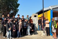 Kelompok KKN Berdampak 174 UMM bersama warga dan perangkat Desa Kilensari, Kecamatan Panarukan, Kabupaten Situbondo, berfoto bersama usai penyerahan rocket stove sebagai alternatif pengelolaan sampah di wilayah pesisir, Senin (24/8/2026). Foto: Dok. Pribadi/KKN 174 UMM
