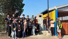 Kelompok KKN Berdampak 174 UMM bersama warga dan perangkat Desa Kilensari, Kecamatan Panarukan, Kabupaten Situbondo, berfoto bersama usai penyerahan rocket stove sebagai alternatif pengelolaan sampah di wilayah pesisir, Senin (24/8/2026). Foto: Dok. Pribadi/KKN 174 UMM