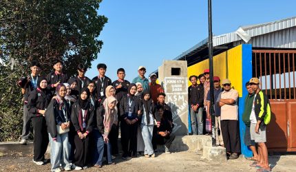 Kelompok KKN Berdampak 174 UMM bersama warga dan perangkat Desa Kilensari, Kecamatan Panarukan, Kabupaten Situbondo, berfoto bersama usai penyerahan rocket stove sebagai alternatif pengelolaan sampah di wilayah pesisir, Senin (24/8/2026). Foto: Dok. Pribadi/KKN 174 UMM