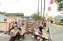 Mahasiswa KKN-PPM 107 UMBY bersama warga memasang plang edukasi sampah terurai di RT 02 Dusun Sembung, Minggu (9/8/2026). Sumber:  Dok. Pribadi KKN-PPM 107 UMBY