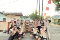 Mahasiswa KKN-PPM 107 UMBY bersama warga memasang plang edukasi sampah terurai di RT 02 Dusun Sembung, Minggu (9/8/2026). Sumber:  Dok. Pribadi KKN-PPM 107 UMBY