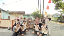 Mahasiswa KKN-PPM 107 UMBY bersama warga memasang plang edukasi sampah terurai di RT 02 Dusun Sembung, Minggu (9/8/2026). Sumber: Dok. Pribadi KKN-PPM 107 UMBY