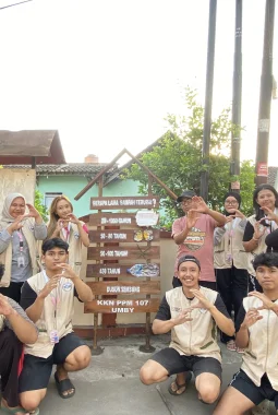 KKN-PPM 107 UMBY Pasang Plang Edukasi Sampah Terurai, Dorong Warga RT 02 Sembung Mulai Pilah Sampah