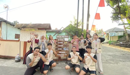 Mahasiswa KKN-PPM 107 UMBY bersama warga memasang plang edukasi sampah terurai di RT 02 Dusun Sembung, Minggu (9/8/2026). Sumber: Dok. Pribadi KKN-PPM 107 UMBY