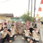 Mahasiswa KKN-PPM 107 UMBY bersama warga memasang plang edukasi sampah terurai di RT 02 Dusun Sembung, Minggu (9/8/2026). Sumber:  Dok. Pribadi KKN-PPM 107 UMBY