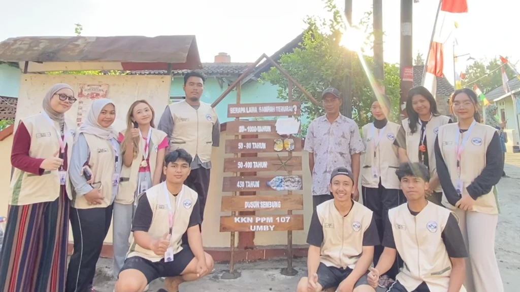 Mahasiswa KKN-PPM 107 UMBY bersama warga memasang plang edukasi sampah terurai di RT 02 Dusun Sembung, Minggu (9/8/2026). Sumber: Dok. Pribadi KKN-PPM 107 UMBY