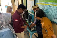 Pelaksanaan workshop pemanfaatan sekam padi menjadi briket ramah lingkungan dan pupuk kompos di Kantor Desa Kebon Ratu, Kecamatan Lebak Wangi, Kabupaten Serang, Banten, Selasa (28/7/2026). Sumber: KKM UNIBA 27