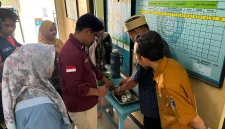 Pelaksanaan workshop pemanfaatan sekam padi menjadi briket ramah lingkungan dan pupuk kompos di Kantor Desa Kebon Ratu, Kecamatan Lebak Wangi, Kabupaten Serang, Banten, Selasa (28/7/2026). Sumber: KKM UNIBA 27