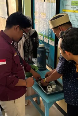 Dari Limbah Menjadi Manfaat, KKM UNIBA 27 Kenalkan Pengolahan Sekam Padi di Kebon Ratu