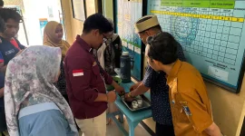 Pelaksanaan workshop pemanfaatan sekam padi menjadi briket ramah lingkungan dan pupuk kompos di Kantor Desa Kebon Ratu, Kecamatan Lebak Wangi, Kabupaten Serang, Banten, Selasa (28/7/2026). Sumber: KKM UNIBA 27