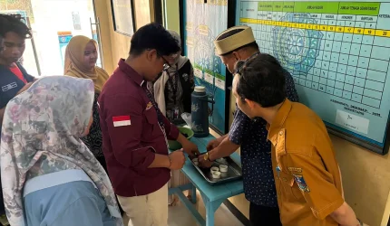 Pelaksanaan workshop pemanfaatan sekam padi menjadi briket ramah lingkungan dan pupuk kompos di Kantor Desa Kebon Ratu, Kecamatan Lebak Wangi, Kabupaten Serang, Banten, Selasa (28/7/2026). Sumber: KKM UNIBA 27
