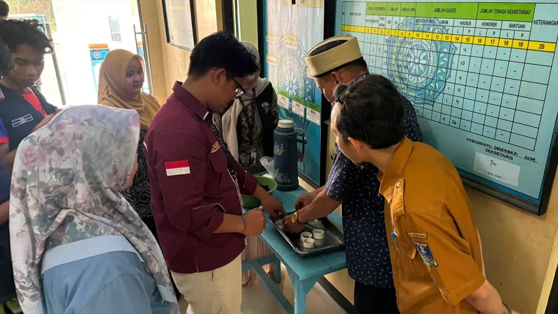 Pelaksanaan workshop pemanfaatan sekam padi menjadi briket ramah lingkungan dan pupuk kompos di Kantor Desa Kebon Ratu, Kecamatan Lebak Wangi, Kabupaten Serang, Banten, Selasa (28/7/2026). Sumber: KKM UNIBA 27