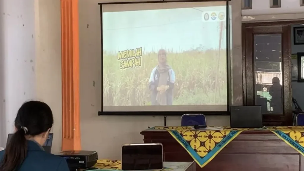 Penayangan video edukasi pemilahan sampah dan konsep 5R saat sosialisasi Eco-Penangkan. (Doc. Pribadi)