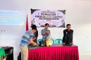 Praktik langsung pembuatan Pupuk Organik Cair (POC) oleh narasumber bersama tim KKN-T. (Dok. Pribadi)
