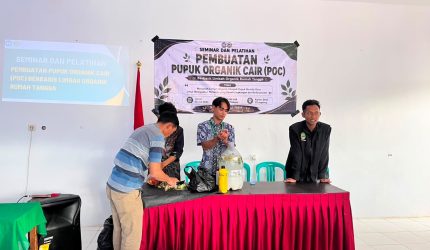 Praktik langsung pembuatan Pupuk Organik Cair (POC) oleh narasumber bersama tim KKN-T. (Dok. Pribadi)