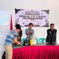 Praktik langsung pembuatan Pupuk Organik Cair (POC) oleh narasumber bersama tim KKN-T. (Dok. Pribadi)