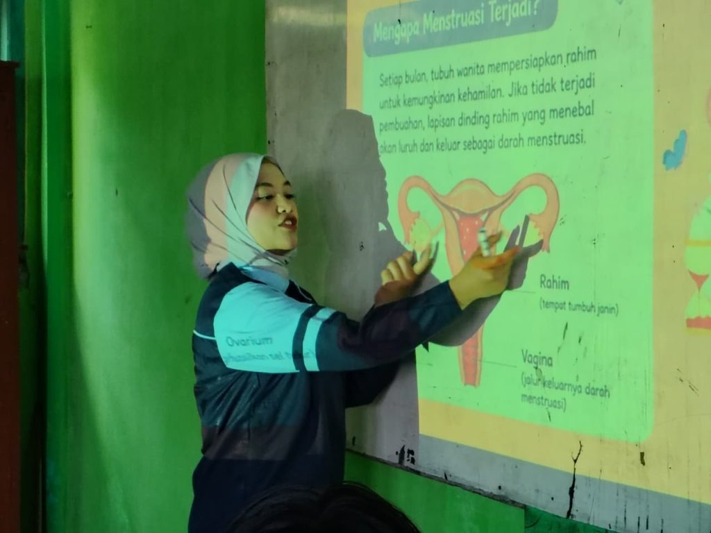 mahasiswa KKN menyampaikan materi mencakup penjelasan fisiologis organ reproduksi, siklus menstruasi normal, hingga panduan fikih bersuci seperti niat, tata cara, dan rukun mandi wajib (ghusl) setelah haid. (Doc. Pribadi)