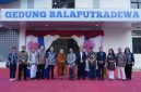 Sejumlah tokoh dan tamu undangan berfoto bersama di depan Gedung Balaputradewa seusai peresmian di Kampus Nalanda, Cakung, Jakarta Timur, Minggu (2/8/2026). Peresmian gedung menjadi bagian dari upaya Institut Nalanda memperkuat fasilitas pendidikan dan mendukung pembentukan generasi berpengetahuan serta berkarakter. (Doc. Pribadi)