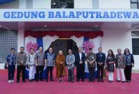 Sejumlah tokoh dan tamu undangan berfoto bersama di depan Gedung Balaputradewa seusai peresmian di Kampus Nalanda, Cakung, Jakarta Timur, Minggu (2/8/2026). Peresmian gedung menjadi bagian dari upaya Institut Nalanda memperkuat fasilitas pendidikan dan mendukung pembentukan generasi berpengetahuan serta berkarakter. (Doc. Pribadi)