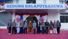 Sejumlah tokoh dan tamu undangan berfoto bersama di depan Gedung Balaputradewa seusai peresmian di Kampus Nalanda, Cakung, Jakarta Timur, Minggu (2/8/2026). Peresmian gedung menjadi bagian dari upaya Institut Nalanda memperkuat fasilitas pendidikan dan mendukung pembentukan generasi berpengetahuan serta berkarakter. (Doc. Pribadi)