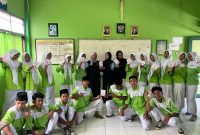 foto bersama siswa siswi SMK Sabilul Huda dan mahasiswa KKN UIN Walisongo Semarang mengenai edukasi kesehatan reproduksi sangat penting diserap oleh seluruh peserta didik tanpa memandang gender. (Doc. Pribadi)
