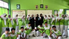 foto bersama siswa siswi SMK Sabilul Huda dan mahasiswa KKN UIN Walisongo Semarang mengenai edukasi kesehatan reproduksi sangat penting diserap oleh seluruh peserta didik tanpa memandang gender. (Doc. Pribadi)