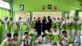 foto bersama siswa siswi SMK Sabilul Huda dan mahasiswa KKN UIN Walisongo Semarang mengenai edukasi kesehatan reproduksi sangat penting diserap oleh seluruh peserta didik tanpa memandang gender. (Doc. Pribadi)