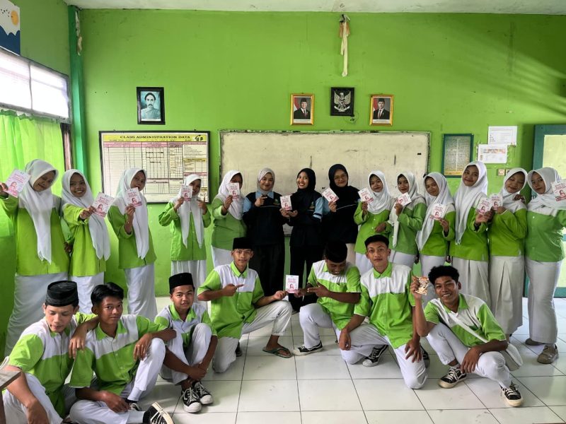 foto bersama siswa siswi SMK Sabilul Huda dan mahasiswa KKN UIN Walisongo Semarang mengenai edukasi kesehatan reproduksi sangat penting diserap oleh seluruh peserta didik tanpa memandang gender. (Doc. Pribadi)