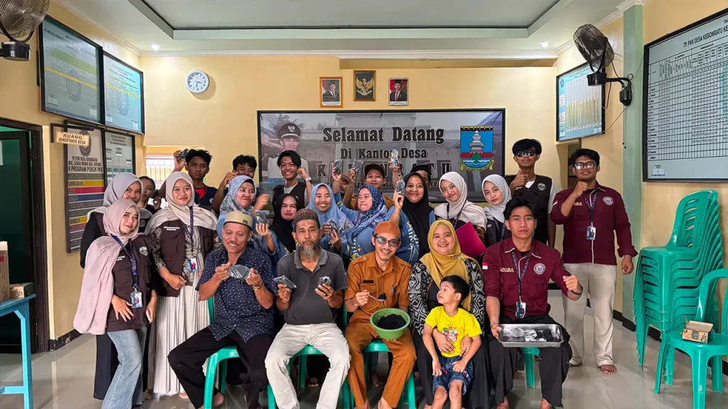 Dokumentasi bersama setelah pelaksanaan workshop pemanfaatan sekam padi menjadi briket ramah lingkungan dan pupuk kompos di Kantor Desa Kebon Ratu, Kecamatan Lebak Wangi, Kabupaten Serang, Banten, Selasa (28/7/2026). Sumber: KKM UNIBA 27