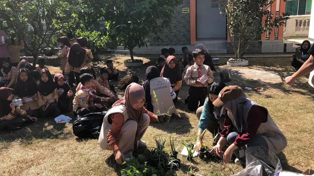Persiapan tanaman untuk pembuatan vertical garden bersama siswa-siswi SDN Pucangrejo. (Doc. Pribadi)