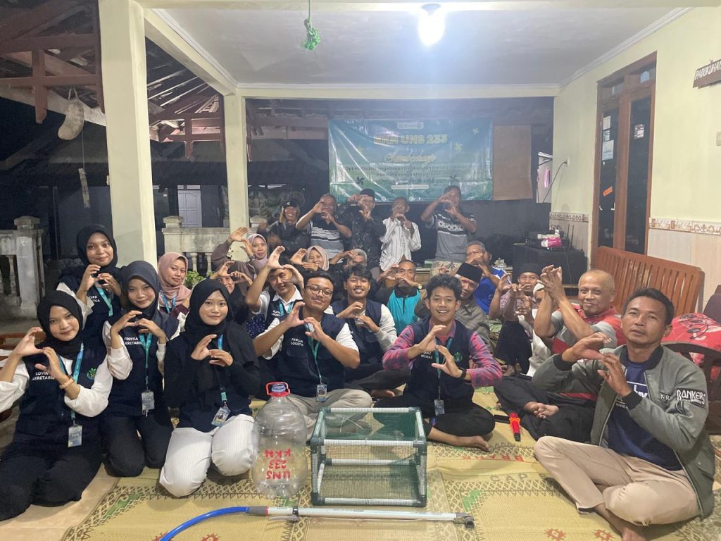 Dokumentasi bersama setelah pelaksanaan sosialisasi dan pelatihan inovasi alat tabur pupuk berbahan pipa PVC di Sumberharjo, Prambanan, Kabupaten Sleman. Sumber: Dok. Pribadi/KKN 233 UNS