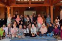 Foto bersama setelah kegiatan sosialisasi PHBS dan Bank Sampah oleh mahasiswa KKN MIT ke-22 UIN Walisongo Posko 213 di Dusun Pedalangan, Desa Banyuurip, Kendal. (Dok. Pribadi)