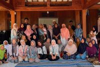 Foto bersama setelah kegiatan sosialisasi PHBS dan Bank Sampah oleh mahasiswa KKN MIT ke-22 UIN Walisongo Posko 213 di Dusun Pedalangan, Desa Banyuurip, Kendal. (Dok. Pribadi)