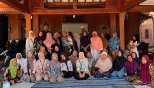 Foto bersama setelah kegiatan sosialisasi PHBS dan Bank Sampah oleh mahasiswa KKN MIT ke-22 UIN Walisongo Posko 213 di Dusun Pedalangan, Desa Banyuurip, Kendal. (Dok. Pribadi)